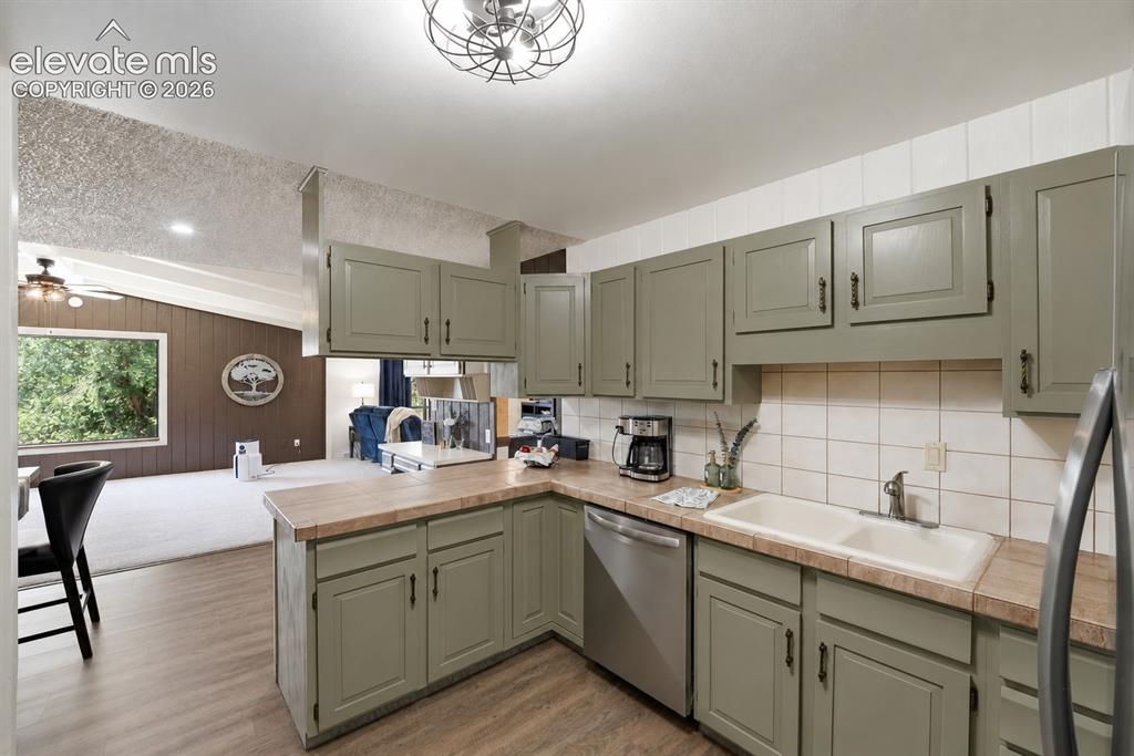Image 13 of 50: Kitchen