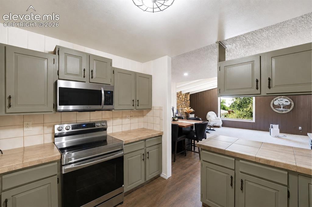 Image 14 of 50: Kitchen