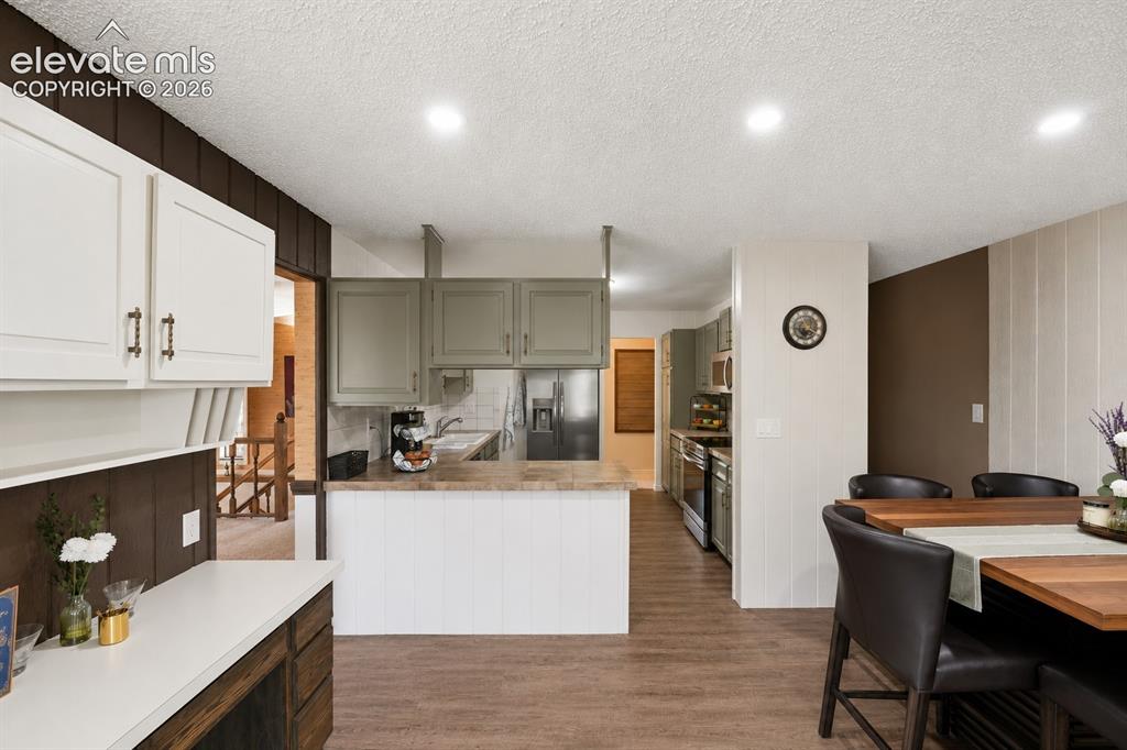 Image 15 of 50: Kitchen
