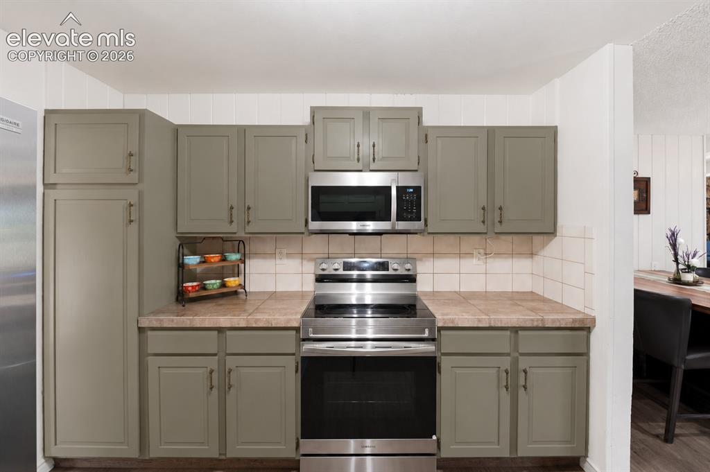 Image 16 of 50: Kitchen