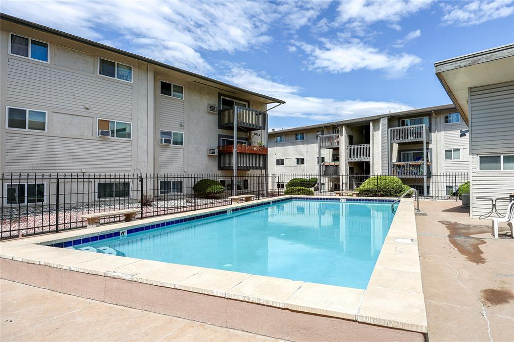 Image 3 of 9: Pool