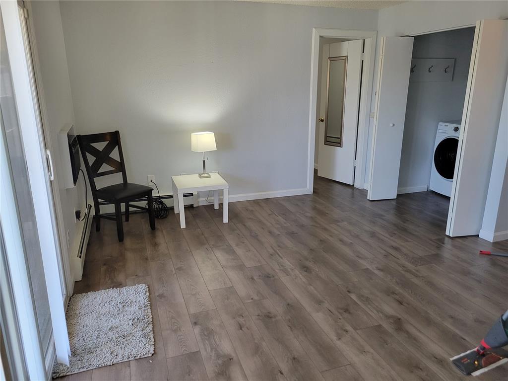 Image 4 of 9: Family Room