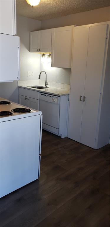 Image 5 of 9: Kitchen