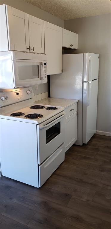 Image 6 of 9: Kitchen