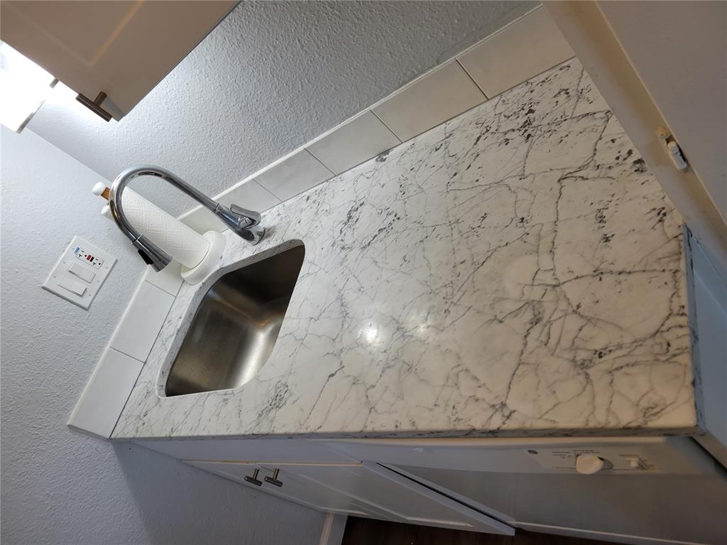 Image 7 of 9: Kitchen
