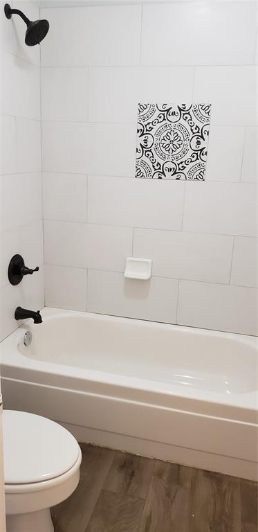 Image 8 of 9: Bathroom