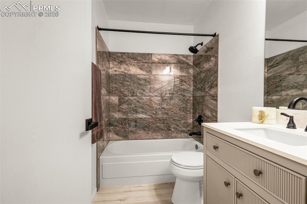 Image 13 of 29: Second upstairs bathroom