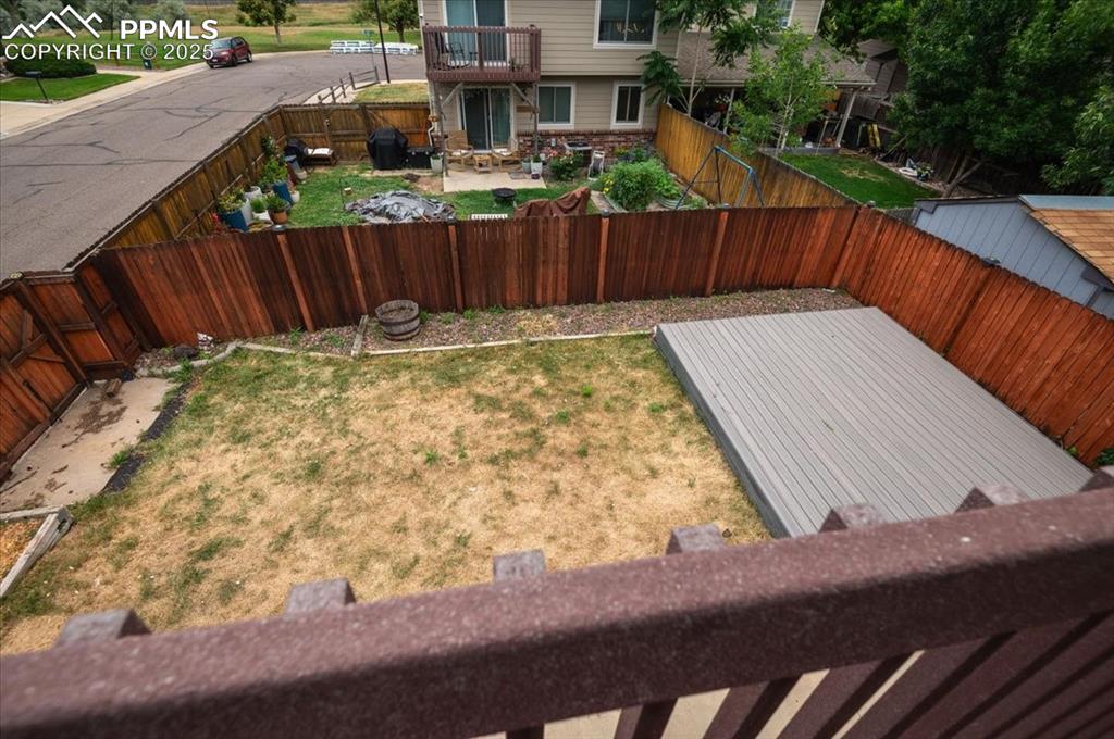 Image 28 of 37: Yard
