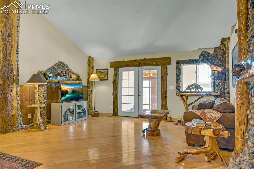 Image 19 of 42: Living Room