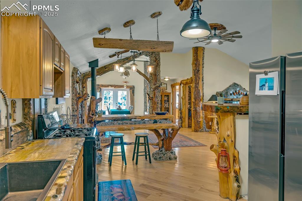 Image 21 of 42: Kitchen