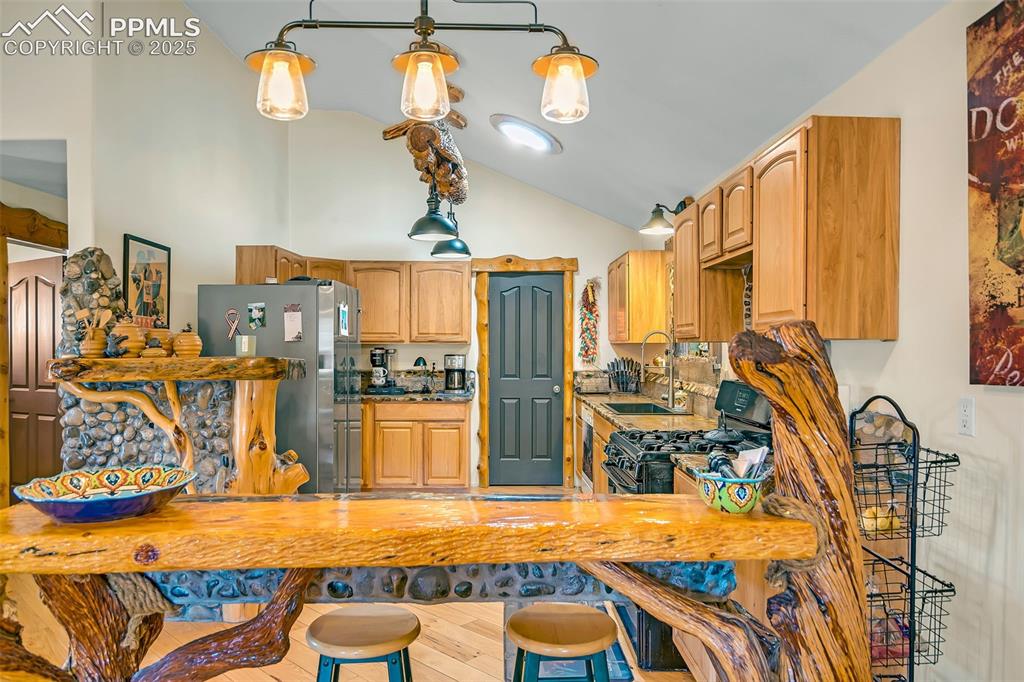 Image 22 of 43: Kitchen