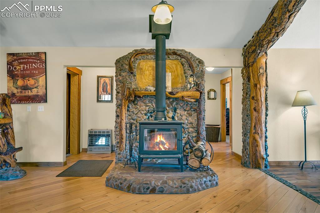 Image 23 of 42: Living Room