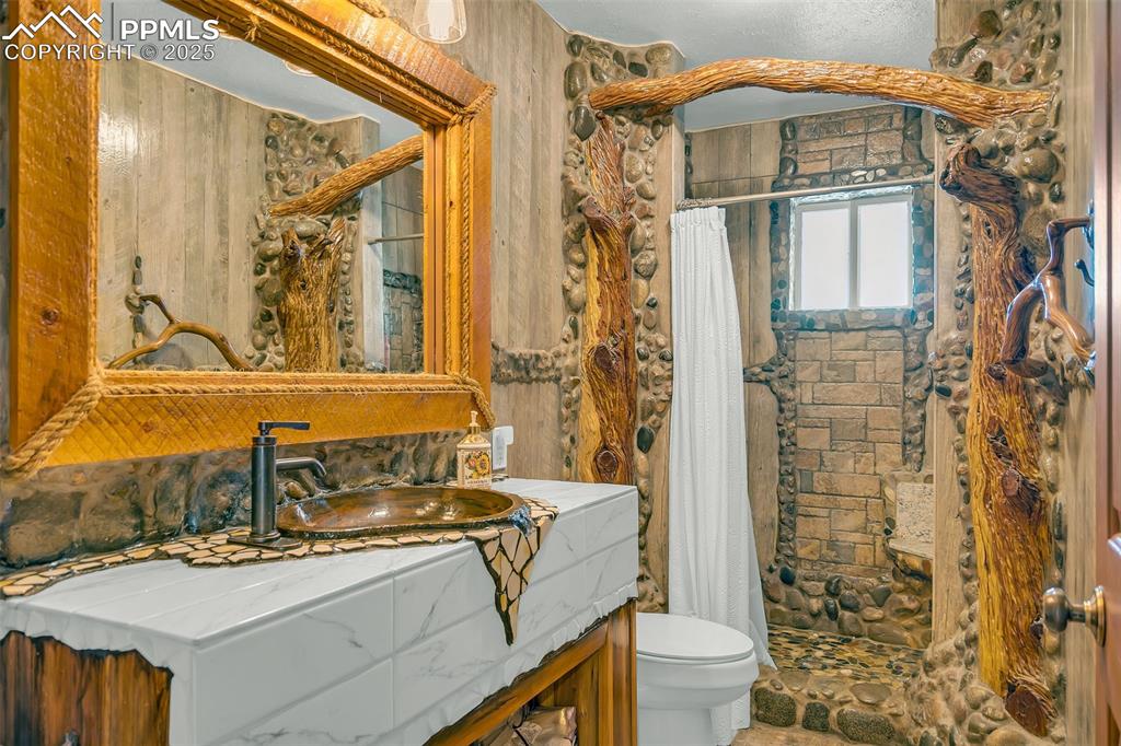 Image 24 of 42: Bathroom