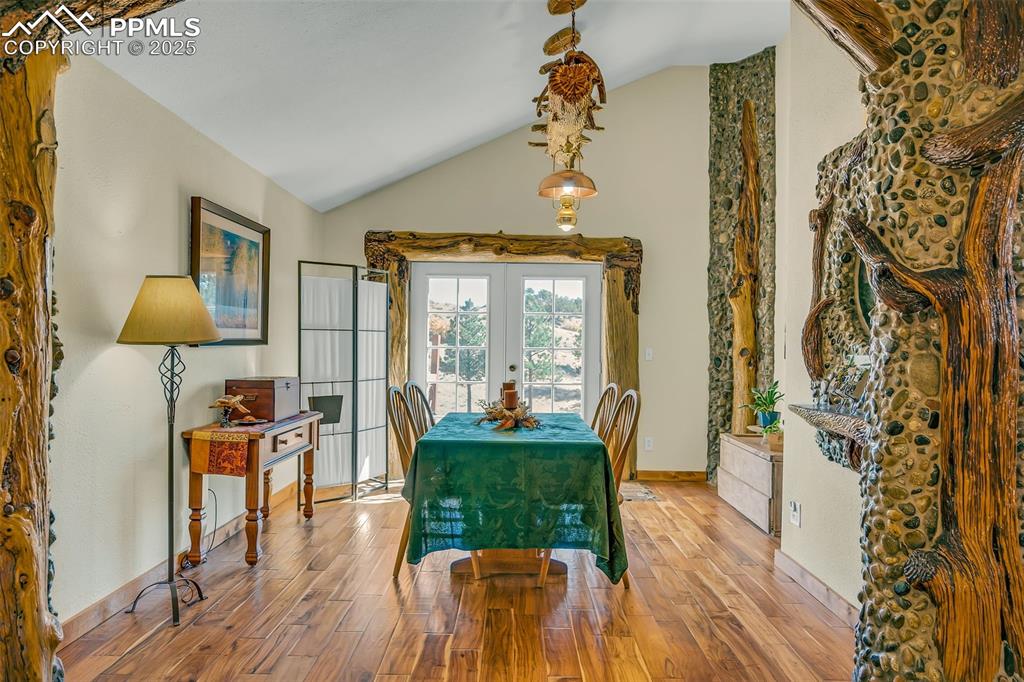 Image 26 of 42: Dining Area