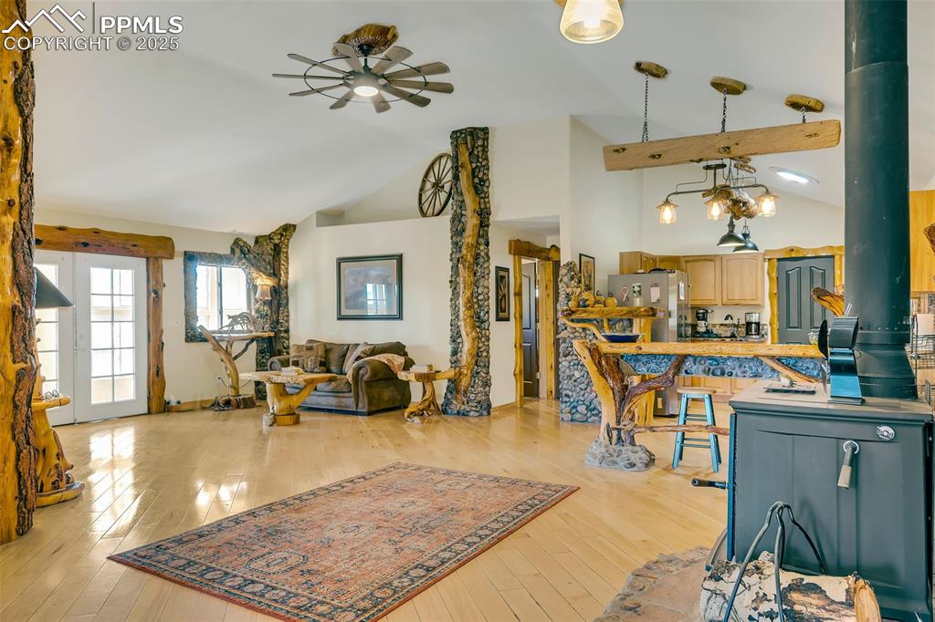 Image 27 of 42: Great Room