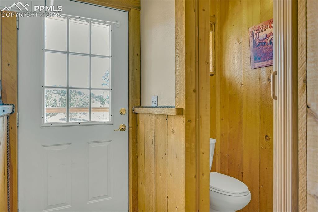 Image 33 of 43: Bathroom