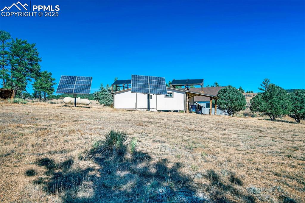 Image 36 of 42: Yard