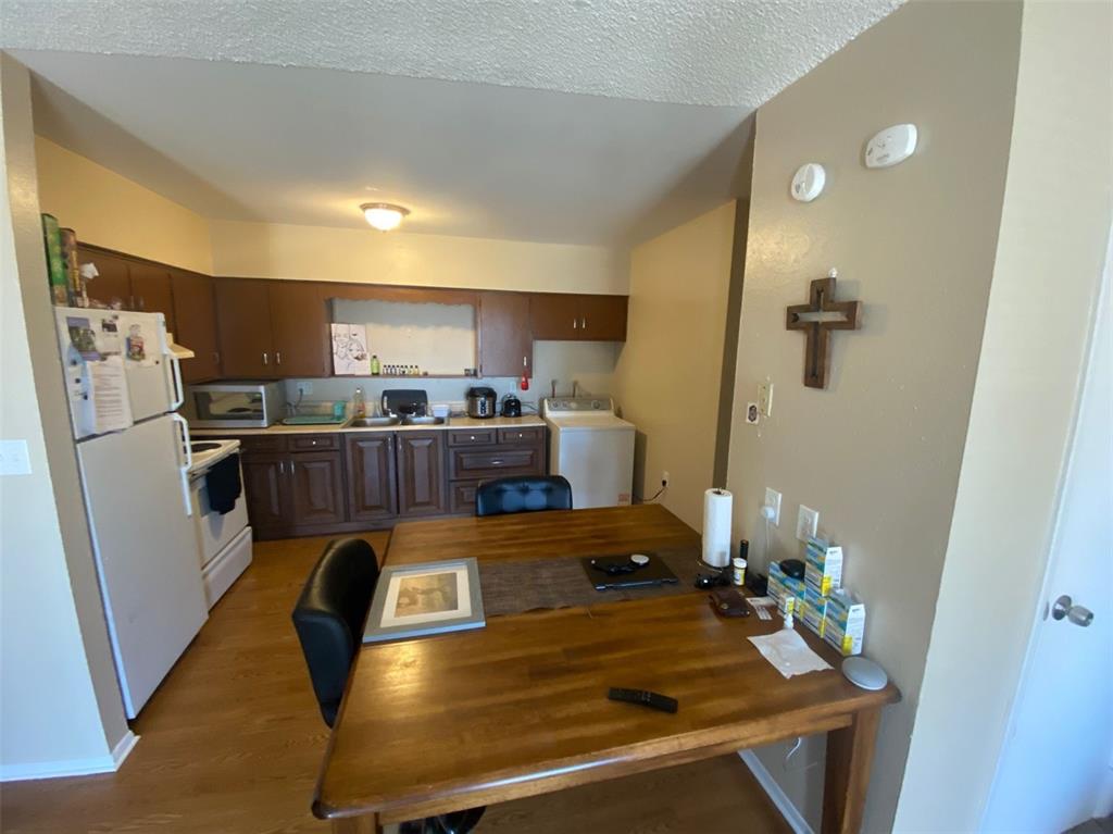 Image 2 of 8: Kitchen