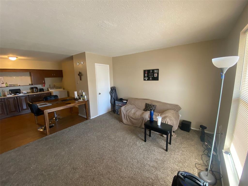 Image 3 of 8: Living Room
