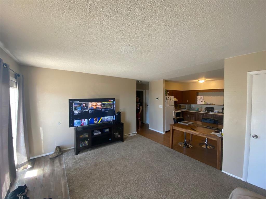 Image 4 of 8: Living Room