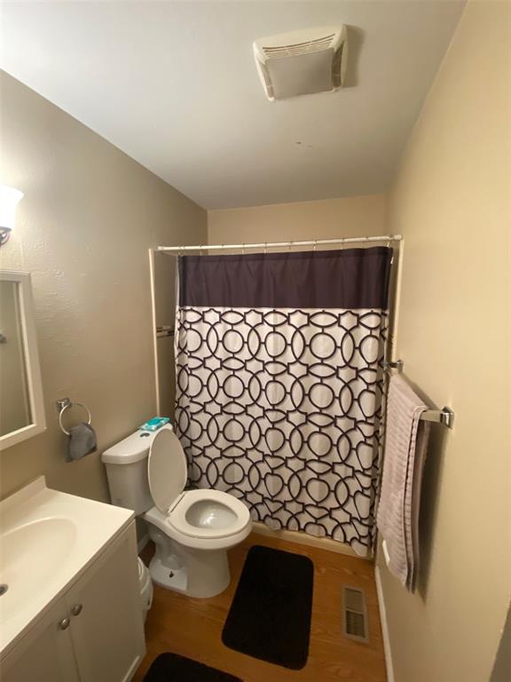 Image 7 of 8: Bathroom