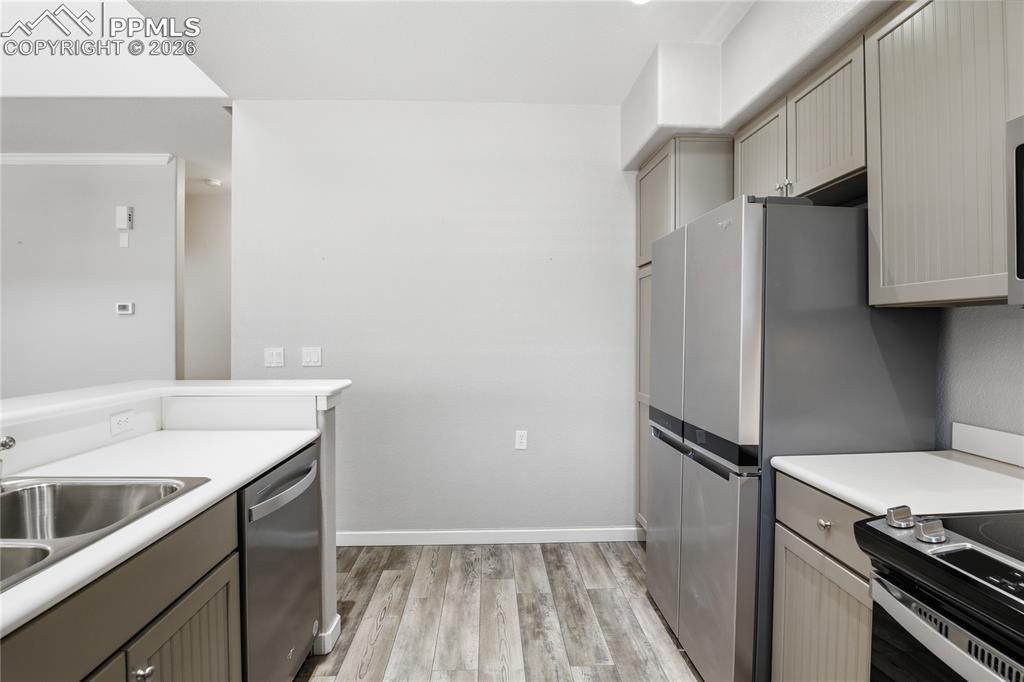 Image 9 of 22: Kitchen