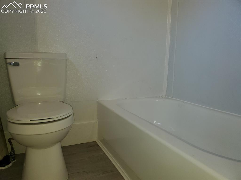 Image 22 of 28: Full Bathroom