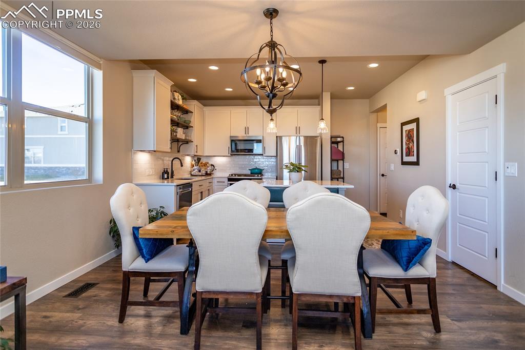 Image 5 of 36: Entertain in Style