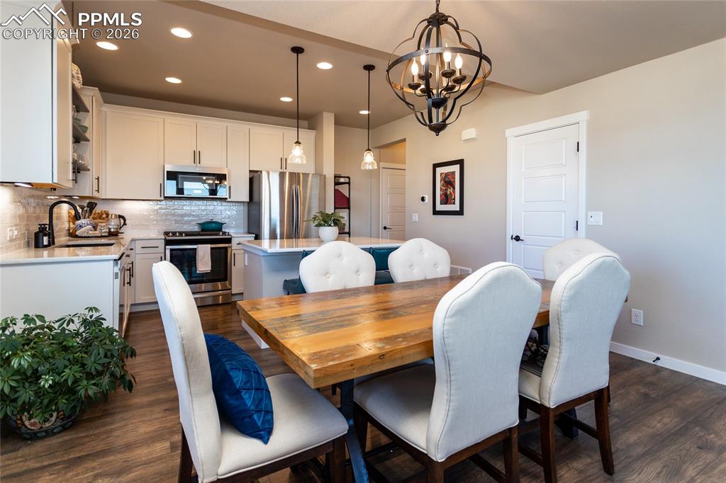 Image 7 of 36: Dining Area