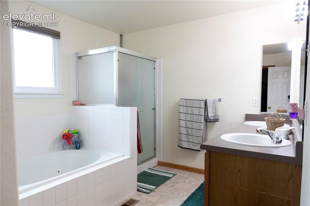 Image 18 of 33: Bathroom
