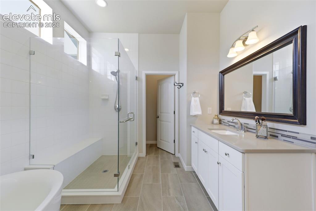 Image 17 of 49: Bathroom