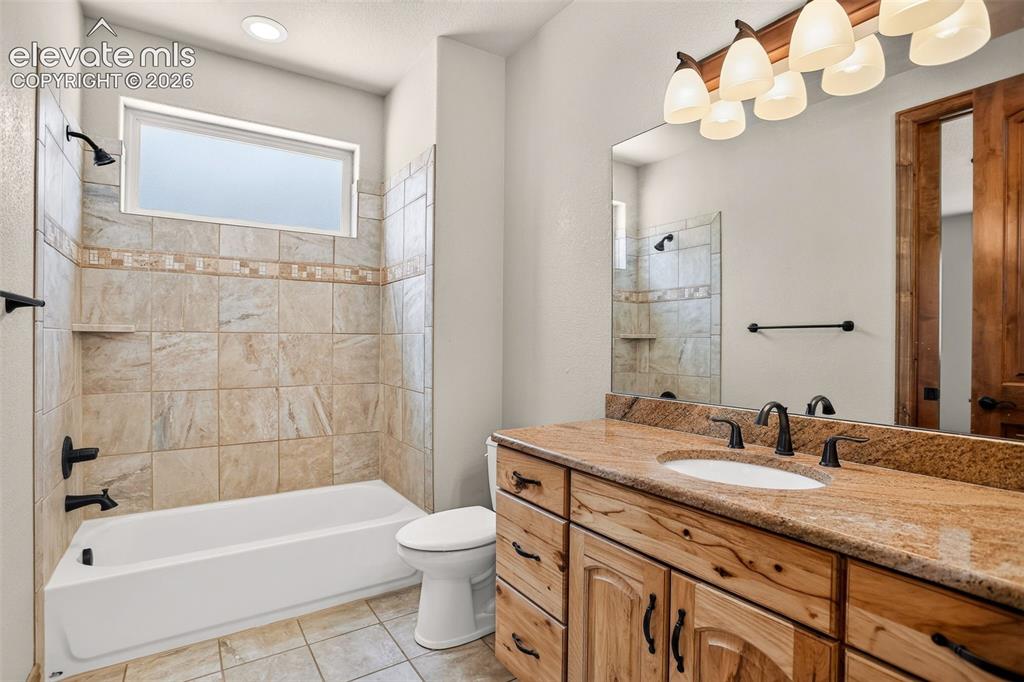 Image 21 of 48: Bathroom