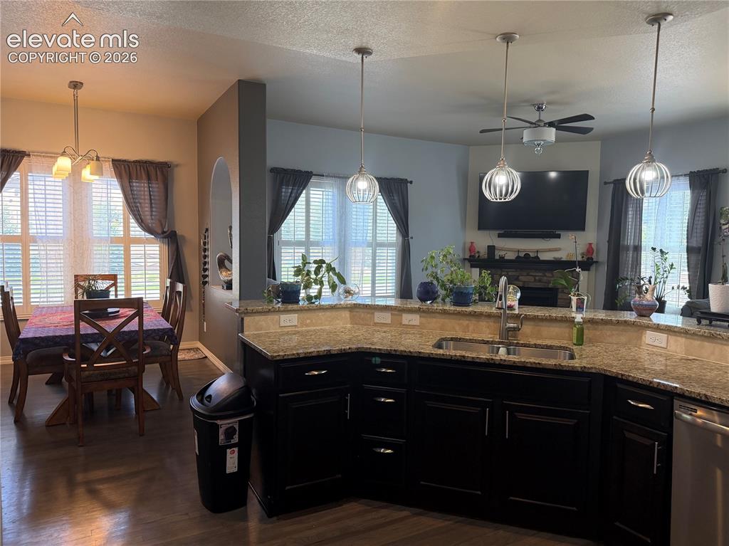 Image 15 of 44: Kitchen