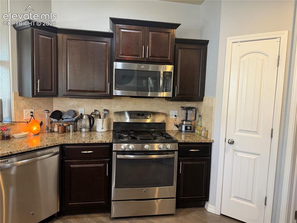 Image 17 of 44: Kitchen