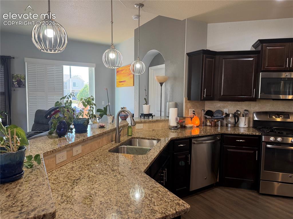 Image 18 of 44: Kitchen