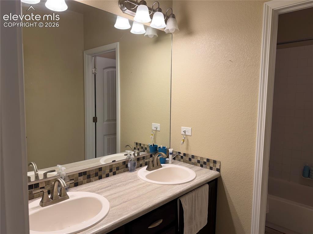 Image 31 of 44: Bathroom