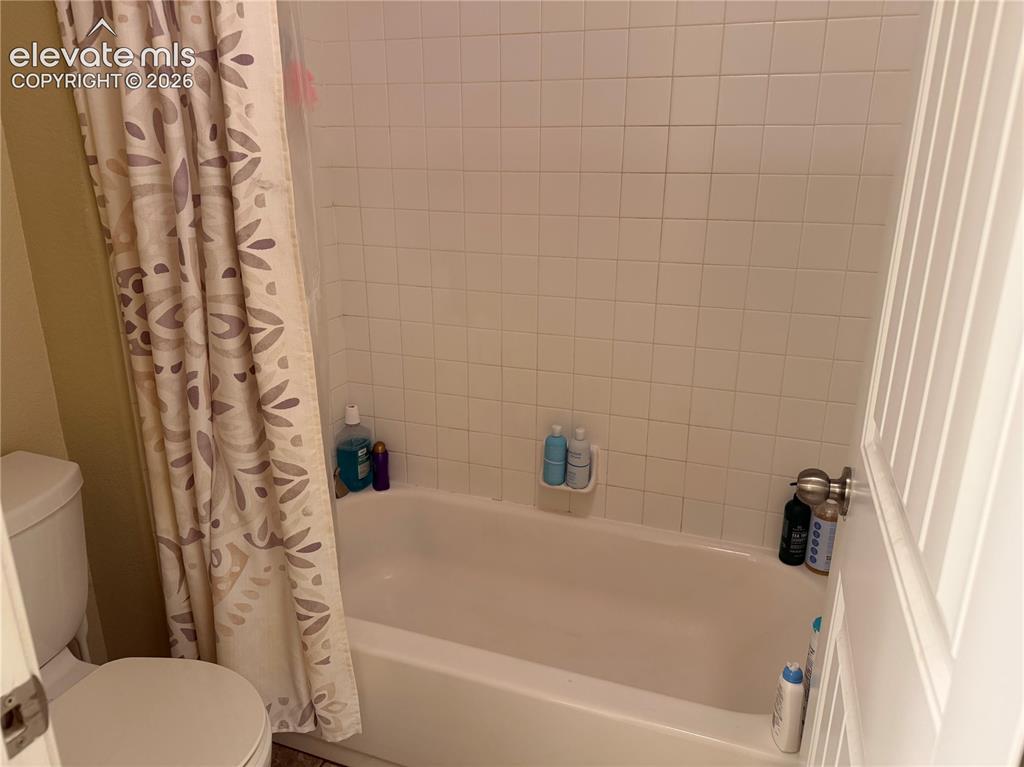 Image 32 of 44: Bathroom