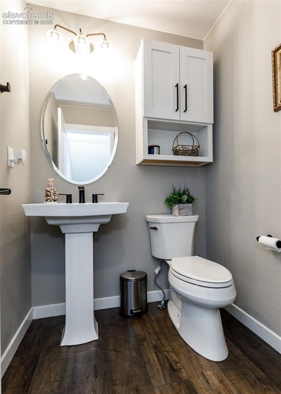 Image 20 of 50: Powder room