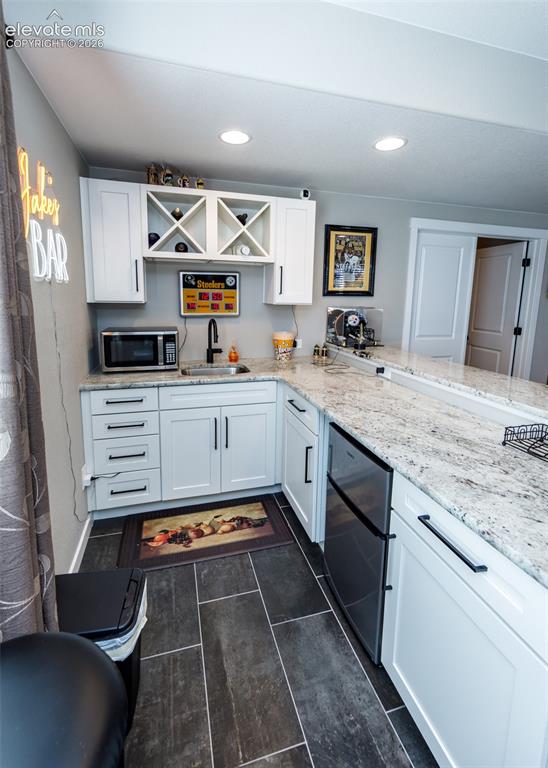 Image 38 of 50: Wet Bar Family Room