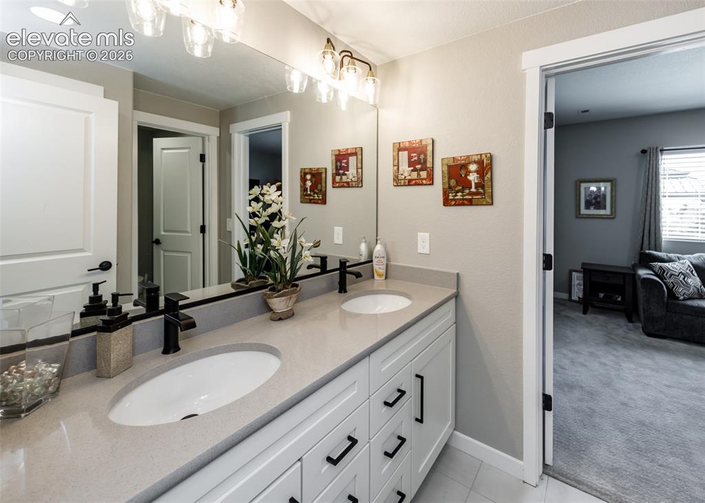 Image 41 of 50: Jack & Jill Bathroom