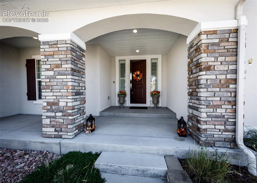 Image 5 of 50: Front porch