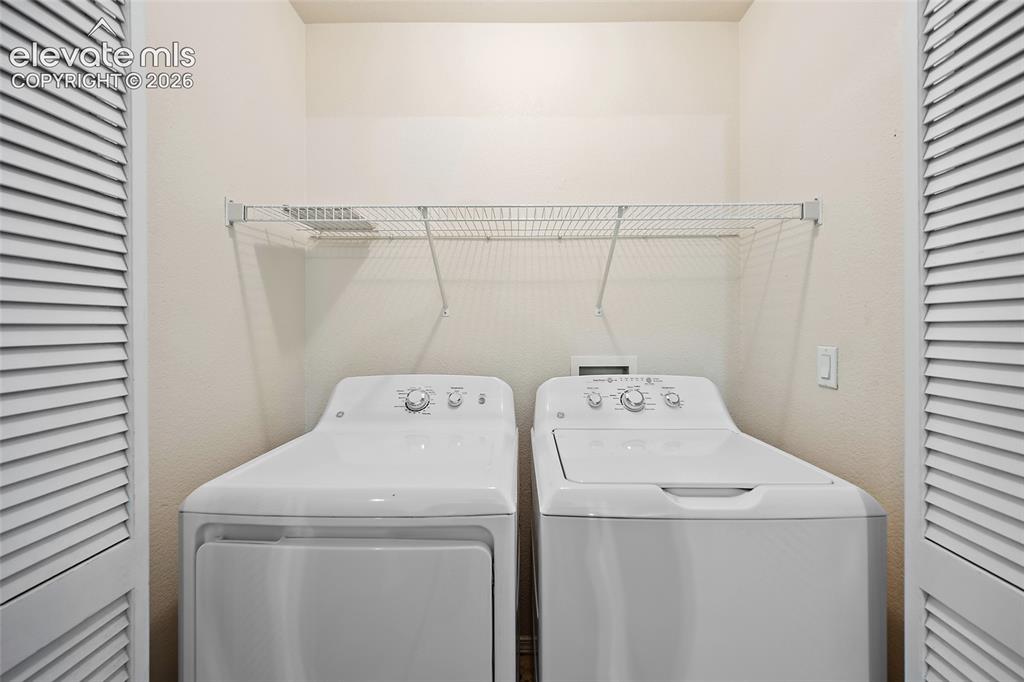 Image 18 of 26: Second Large Bedroom Ensuite Upstairs