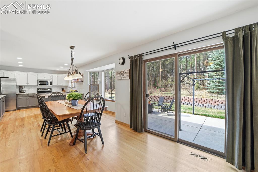 Image 11 of 50: Dining Area