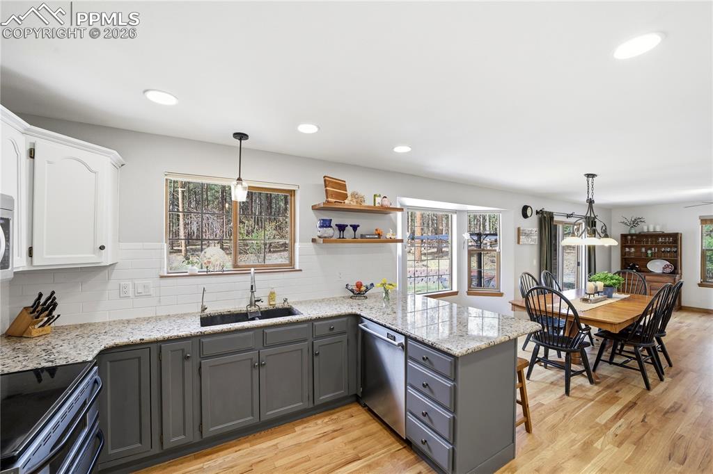 Image 15 of 50: Kitchen