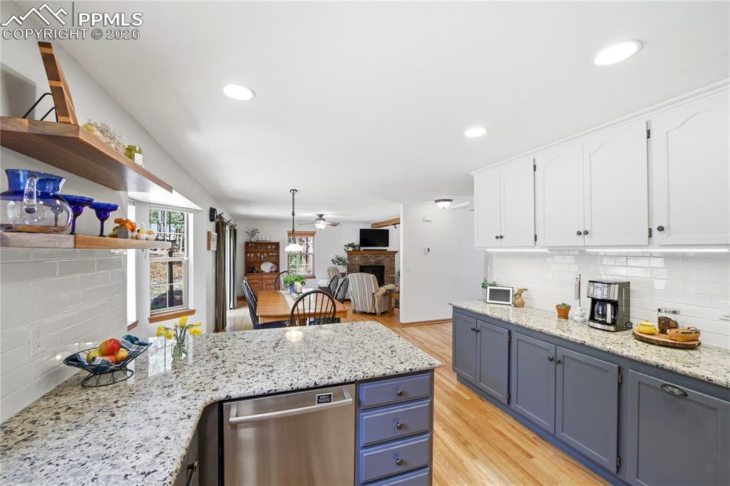 Image 16 of 50: Kitchen