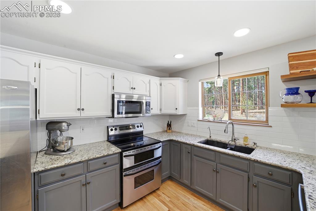 Image 17 of 50: Kitchen