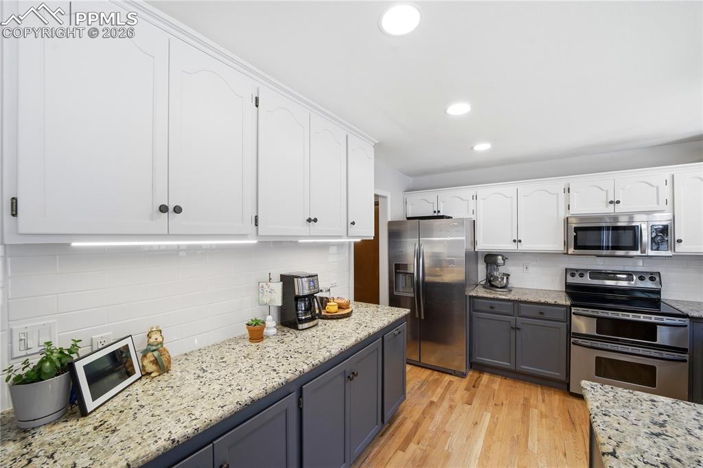 Image 18 of 50: Kitchen