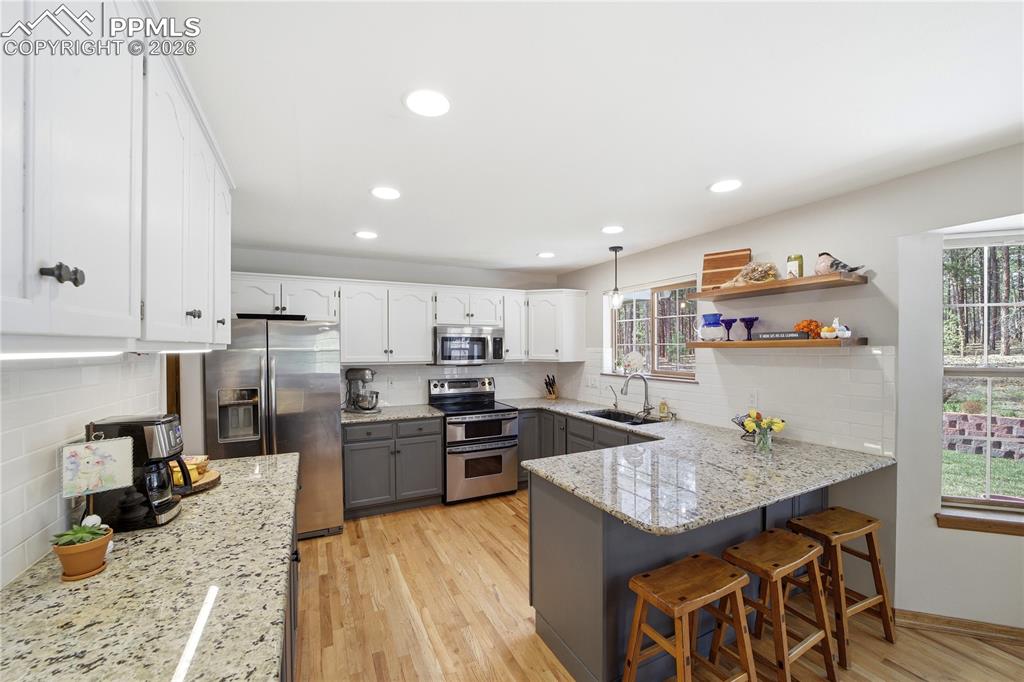 Image 19 of 50: Kitchen