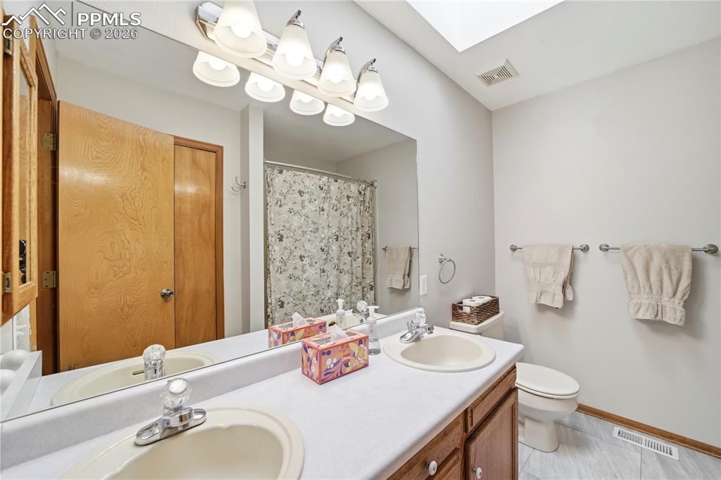 Image 31 of 50: Bathroom