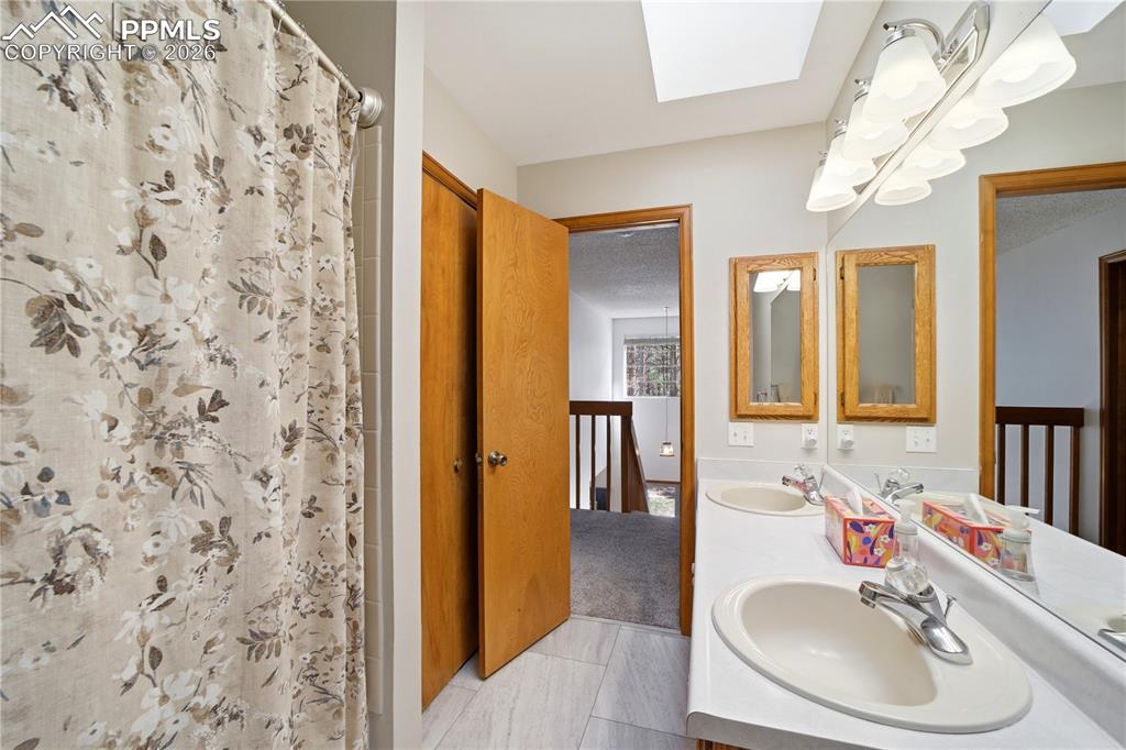 Image 32 of 50: Bathroom